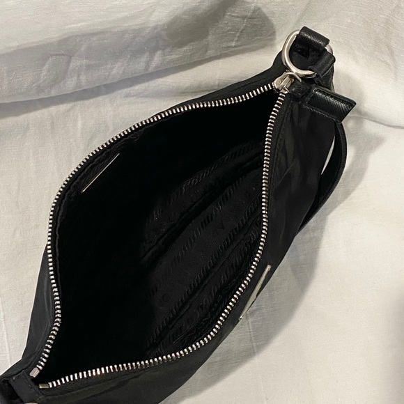 🛍SOLD🛍 🖤Prada🖤 Nylon Bag - Picture 3 of 13